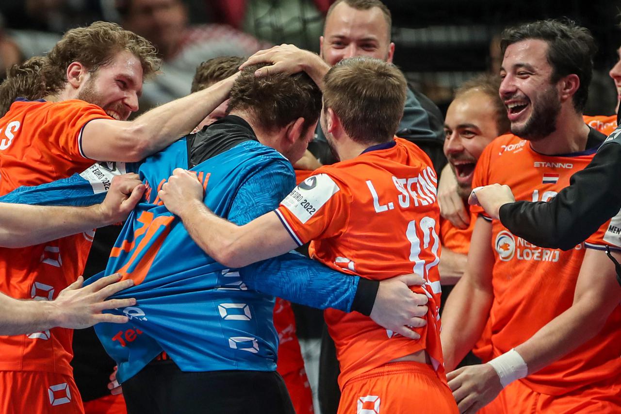 Budimpešta: Slavlje Nizozemaca nakon što su pobjedili Crnu Goru