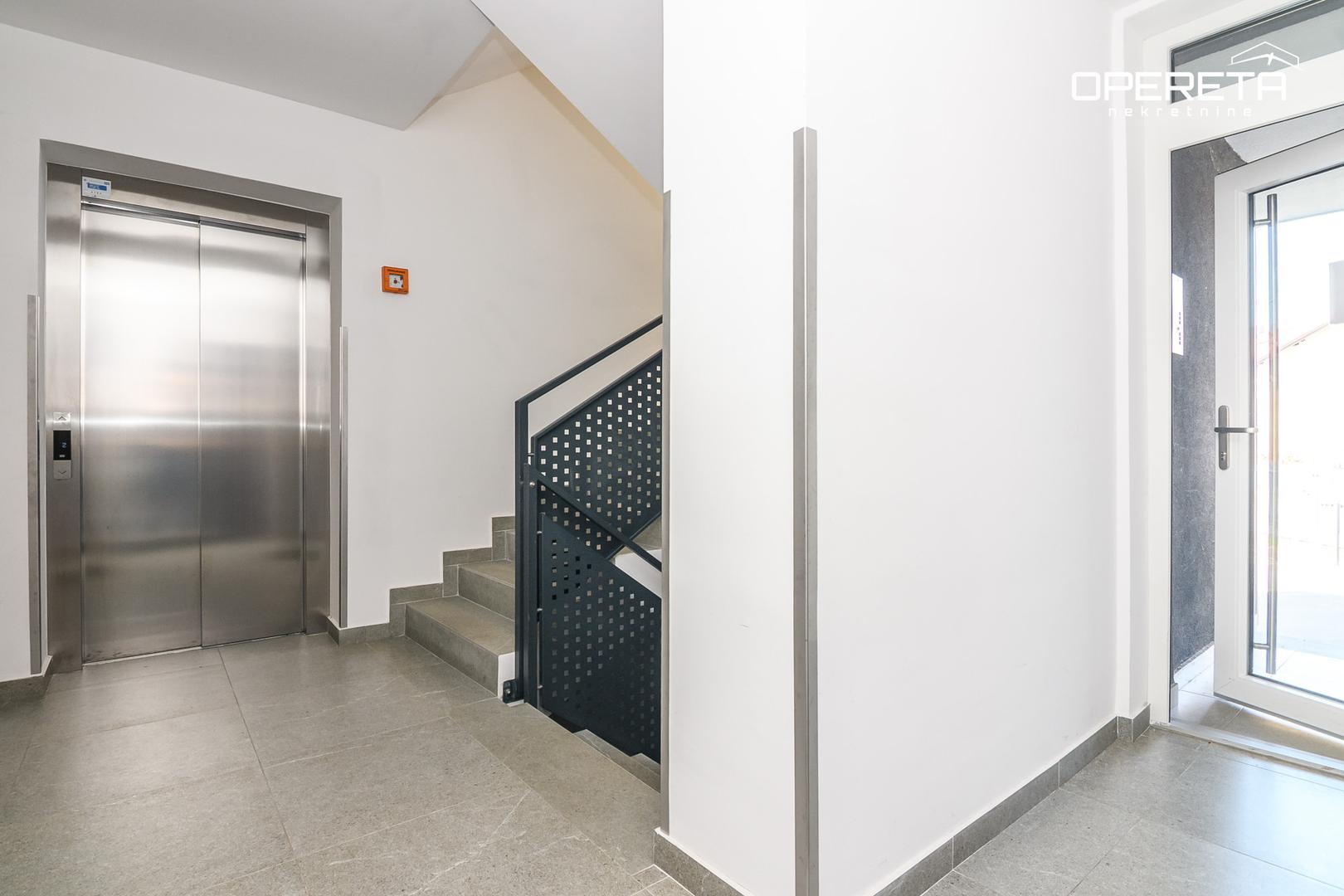 Stan se nalazi na prvom katu moderne zgrade s liftom, koja je izgrađena 2024. godine.