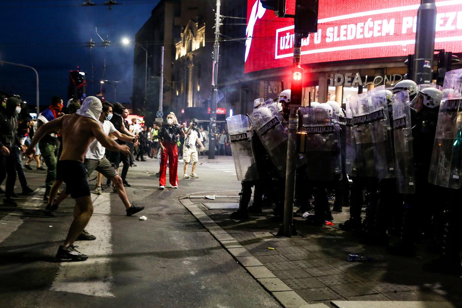 Na policiju je, među ostalim, nasrnula i skupina maskiranih ljudi za koje se ne može sa sigurnošću tvrditi da su sudionici studentskog prosvjeda.