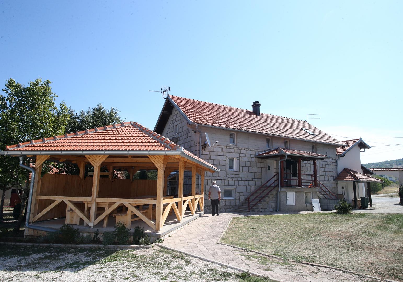 Mamiću, pak, ako presuda postane pravomoćna neće biti oduzeta vila na Tuškancu u kojoj živi, vrijedna 3,5 milijuna eura, ali ni niz drugih nekretnina koje posjeduje izvan Lijepe Naše, poput nekada trošne kuće svojih roditelja u Hercegovini koju je pretvorio u vilu pored koje je sagradio i novu vikendicu te terene za boćanje i košarku. 
