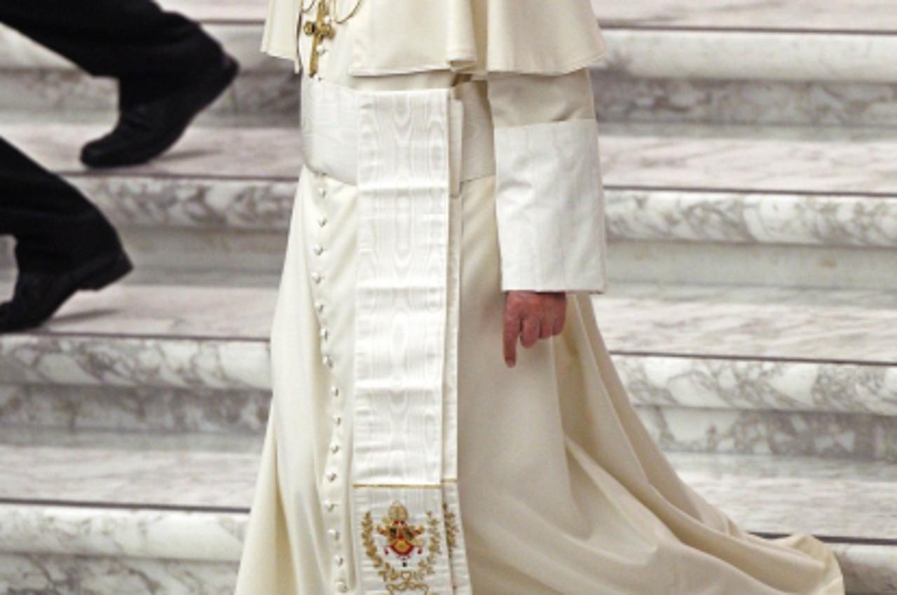 \'Pope Benedict XVI walks during a meeting with members of Neocatechumenal Way in the Paul VI Hall at the Vatican January 17, 2011. REUTERS/Max Rossi(VATICAN - Tags: RELIGION)\'