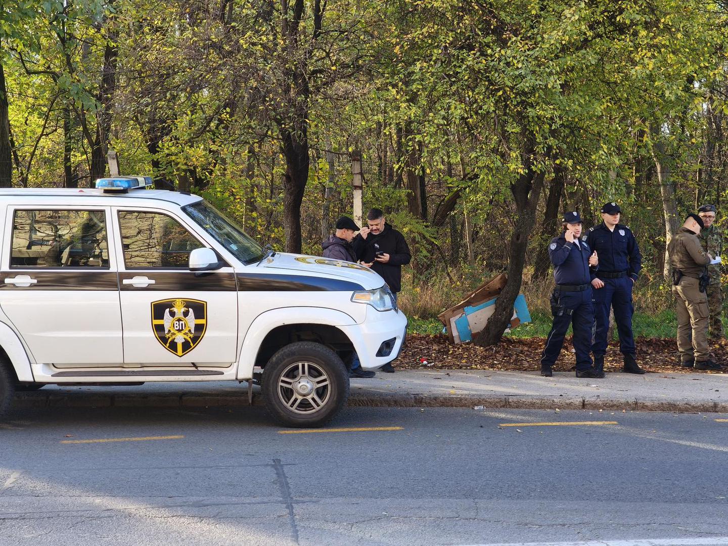 14, November, 2025, Belgrade - A serious accident occurred in Banjica when a car crashed into a group of people, and according to unofficial information two people were taken to the emergency center. Photo: S.S./ATAImages 14, novembar 2025 Beograd -Teska nesreca dogodila se na Banjici kada je automobil uleteo u grupu ljudi, a prema nezvaničnim informacijama dve osobe su prevezene u Urgentni centar.  Photo: S.S./ATAImages Photo: S.S./ATAImages/PIXSELL