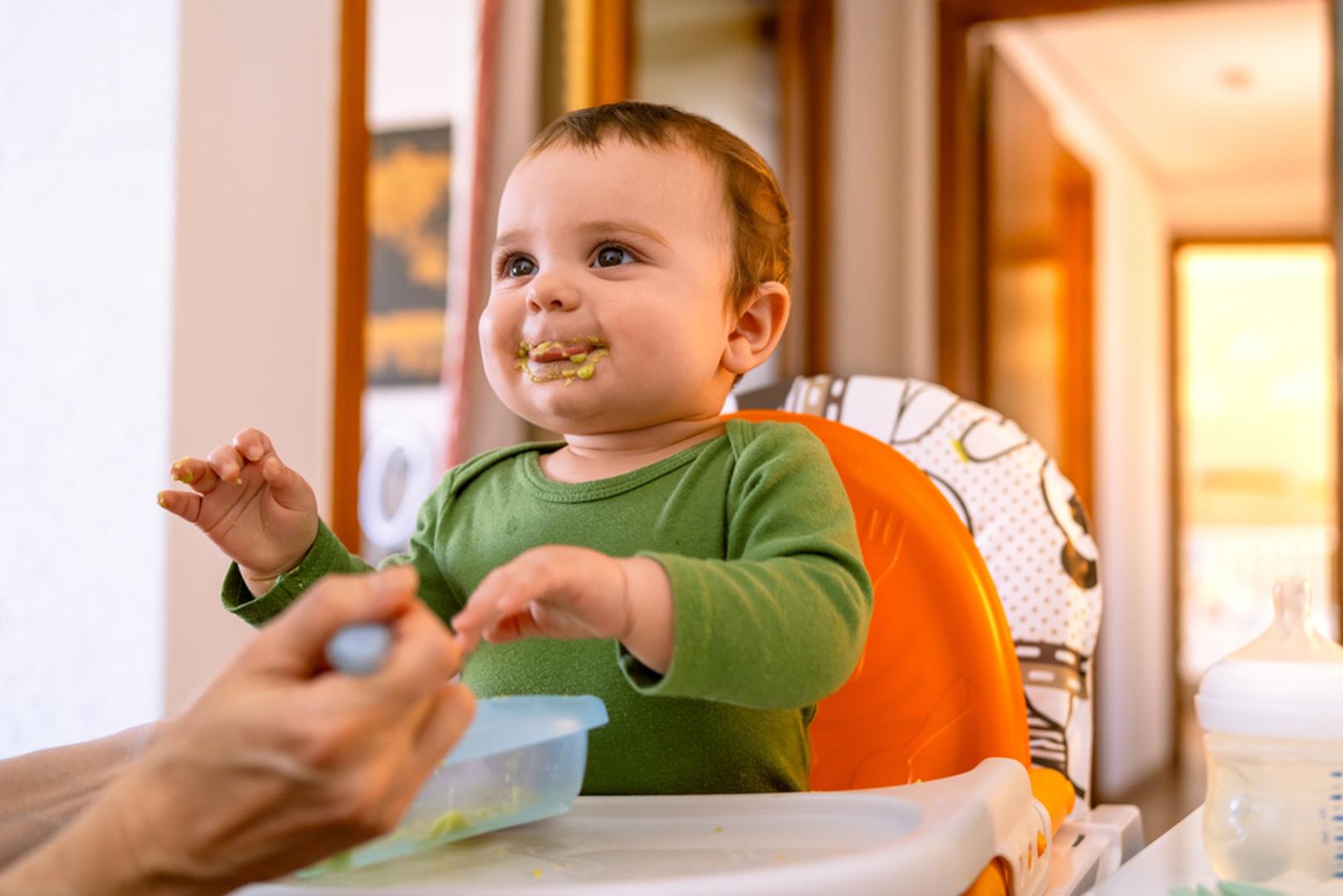 Crvena leća, mrkva i batat: Ispranu crvenu leću kuhajte s mrkvom i batatom 12–15 minuta, zatim izmiksajte do sasvim glatke teksture i po potrebi razrijedite tekućinom od kuhanja. Kašica donosi biljne proteine i željezo, uz beta-karoten, pa je nutritivno 'jača' opcija za ranu dohranu. Ako dijete prvi put jede mahunarke, krenite s manjom količinom i promatrajte podnošljivost.