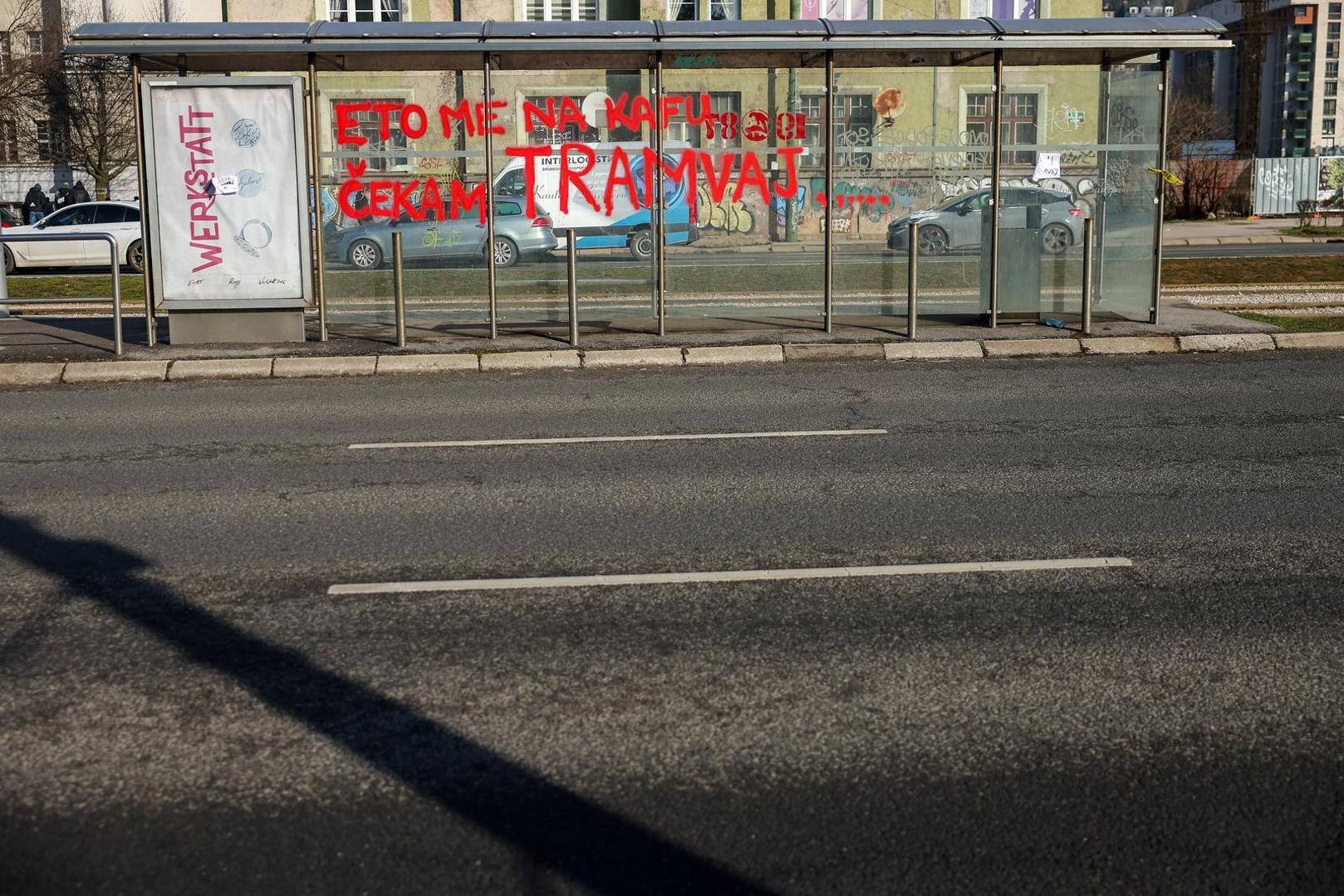 "Eto me na kavu, čekam tramvaj", ispisano je crvenim slovima na stanici gdje se tragedija dogodila. Natpis je nastao dok su stotine prosvjednika u Sarajevu iskazivale potporu stradalima te inzistirale na odgovornosti za nesreću. Naizgled jednostavna poruka prerasla je u simbol prekinute mladosti. 