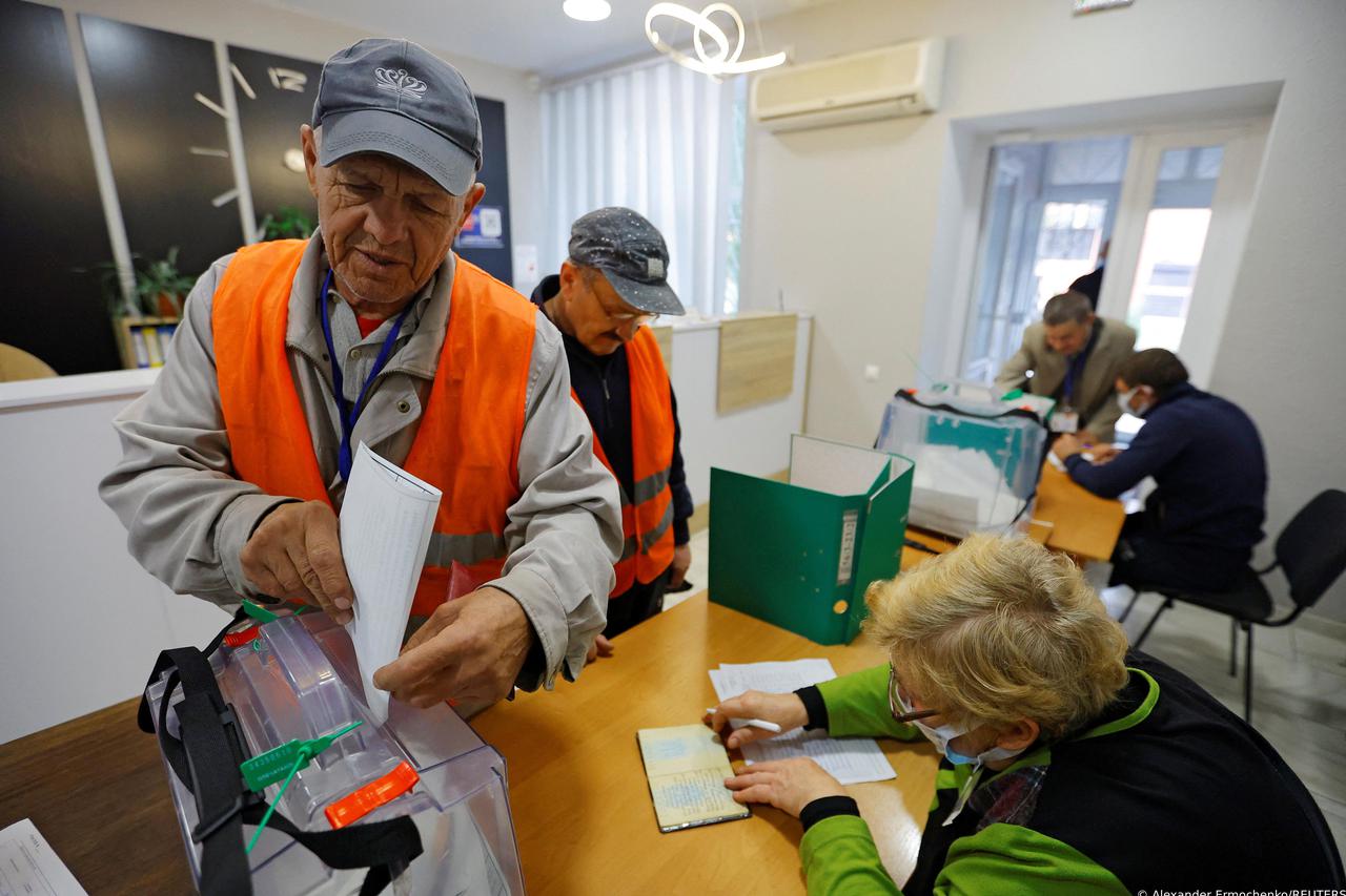 Russian-controlled Zaporizhzhia region in Ukraine holds vote on joining Russia