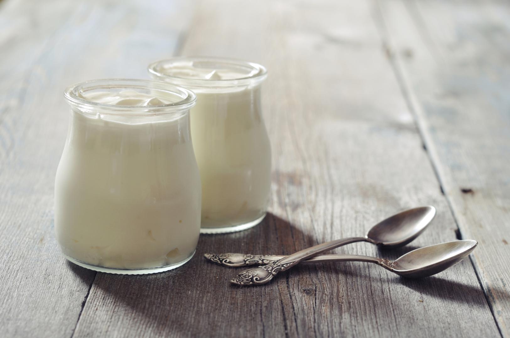 Jogurt  iz punomasnog mlijeka obiluje kalcijem koji štiti zube i kosti, ali sadrži i probiotike koji potiču rad probavnog sustava.

