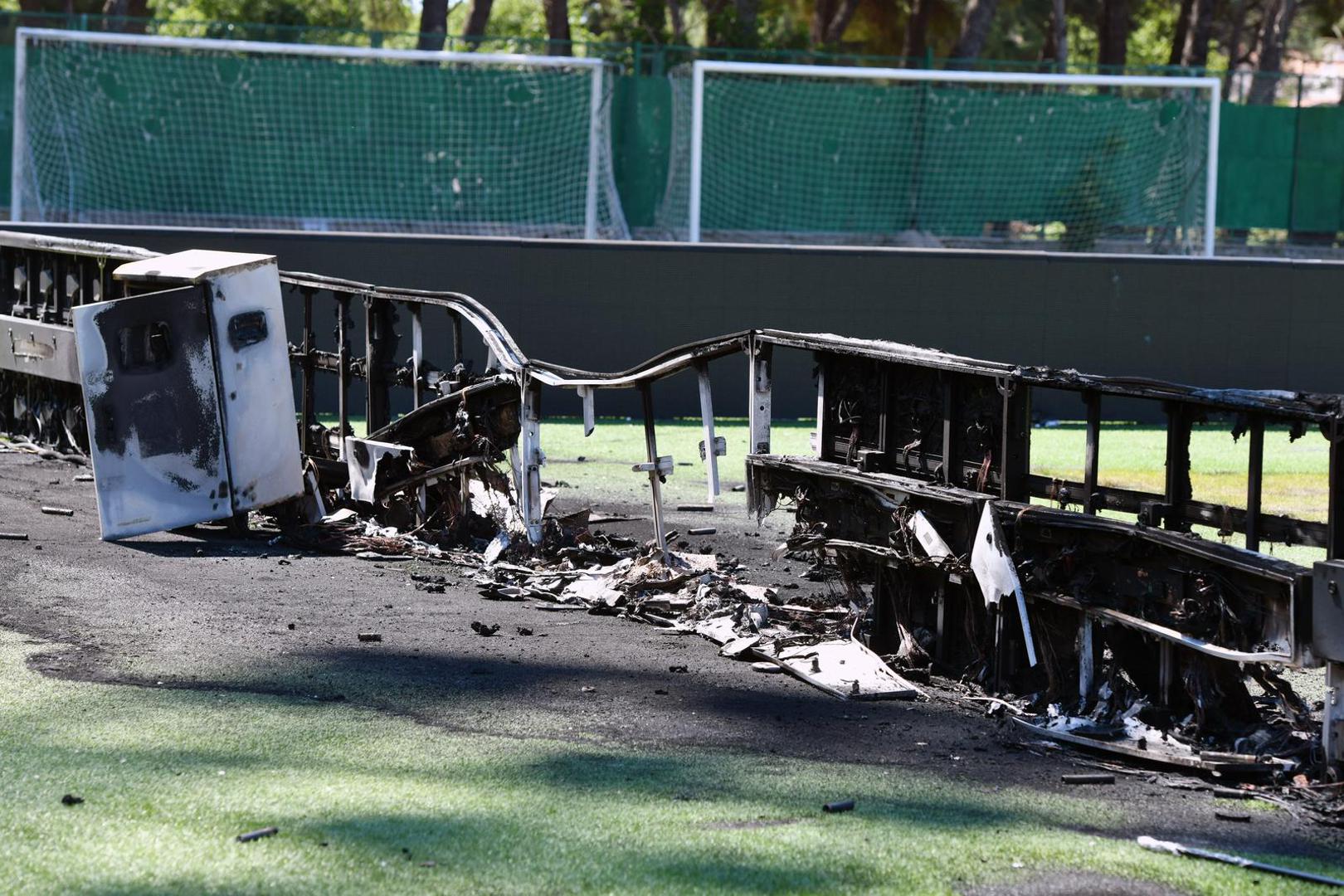 Utakmicu Šibenika i Hajduka obilježili su neredi na tribini gdje je smještena Torcida. U 88. minuti započeli su bakljadu u kojoj su čak pogodili vlastitog golmana Tonija Silića. 