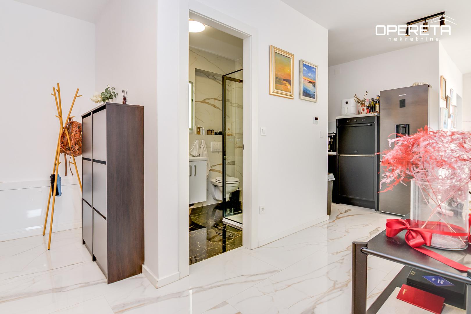 Balkon i loggia pružaju ugodan kutak za opuštanje ili uživanje u jutarnjoj kavi, dok spremište na istom katu povećava praktičnost prostora.