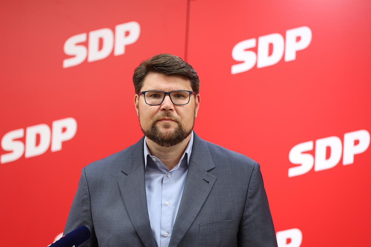 Zagreb: Izvanredna konferencija za medije predsjednika SDP-a Peđe Grbina 