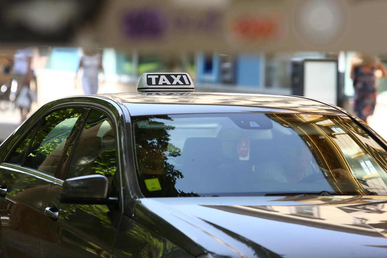 Zbog uskla?ivanja s novim zakonom Uberovi voza?i na vozilima moraju imati taksi oznake