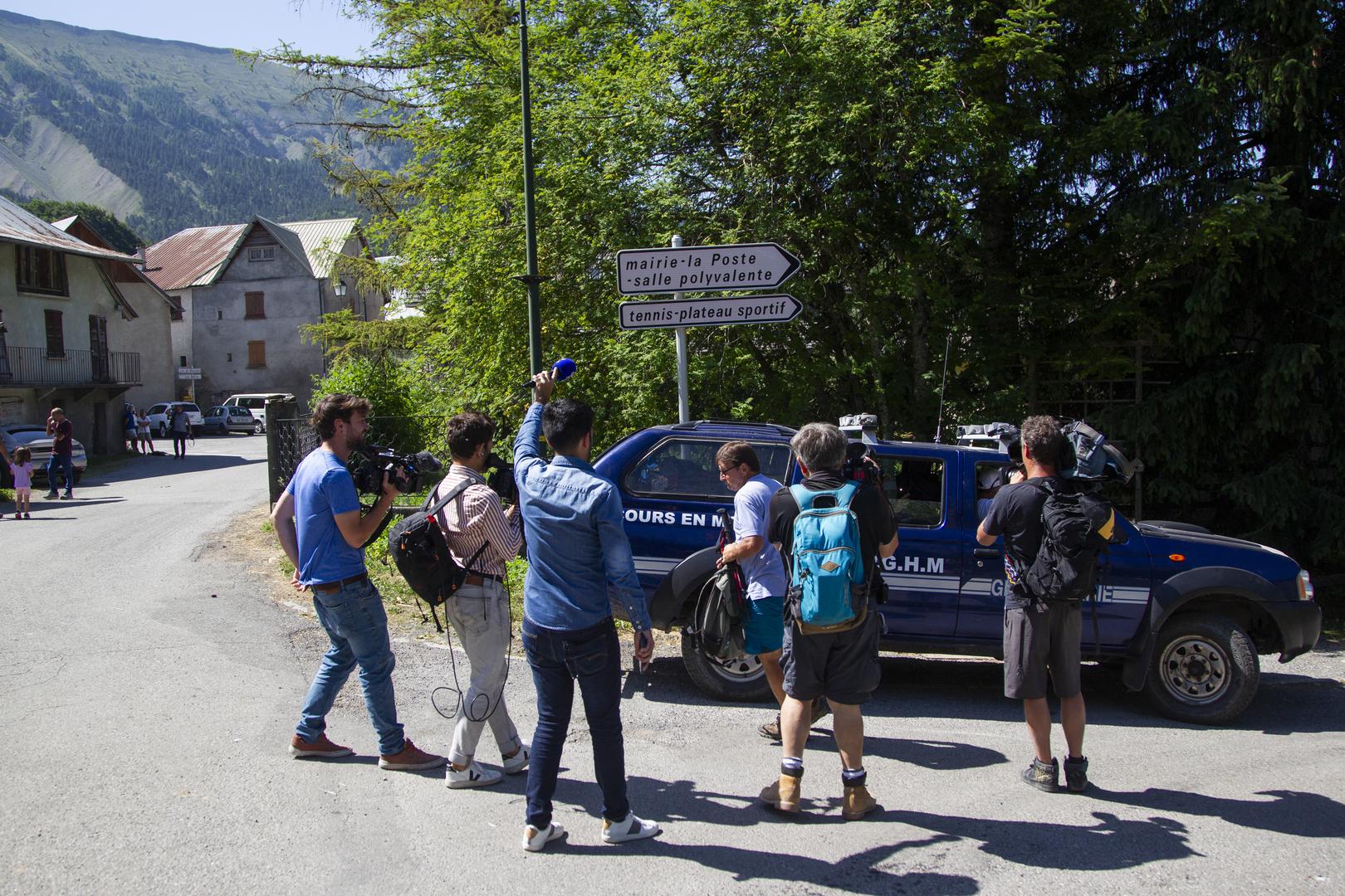 The volunteers leave to look for little Emile under the direction of the gendarmes, they are surrounded by journalists. French police are engaged in an extensive air and land search for a missing two-year-old boy who disappeared from a village in the south of the country at the weekend. The toddler, Émile, was playing in the garden of his grandparents’ house in a hamlet just outside Le Vernet in the Alpes-de-Haute-Provence between Grenoble and Nice when he vanished on Saturday afternoon. Vernet, France, July 10, 2023. Photo by Thibaut Durand/ABACAPRESS.COM Photo: Durand Thibaut/ABACA/ABACA