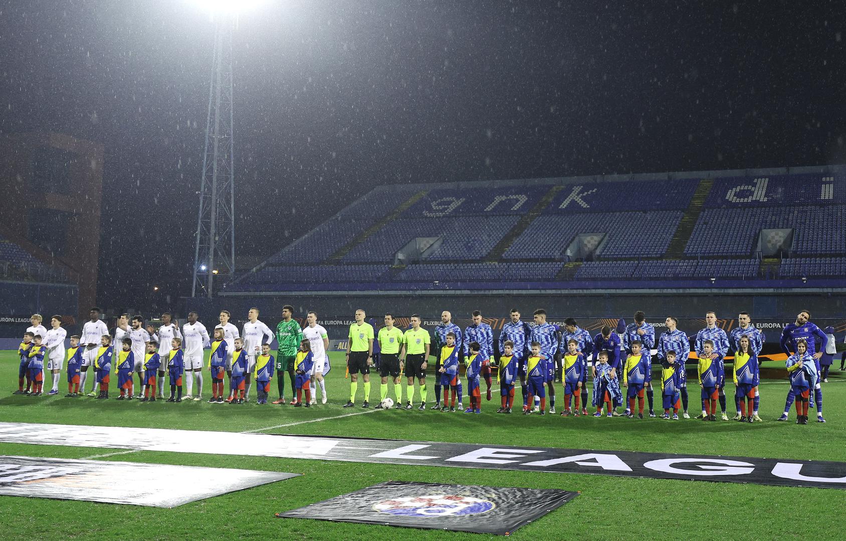 Plavi kišobrani, kabanice i mokri šalovi postali su dio večerašnjeg ambijenta