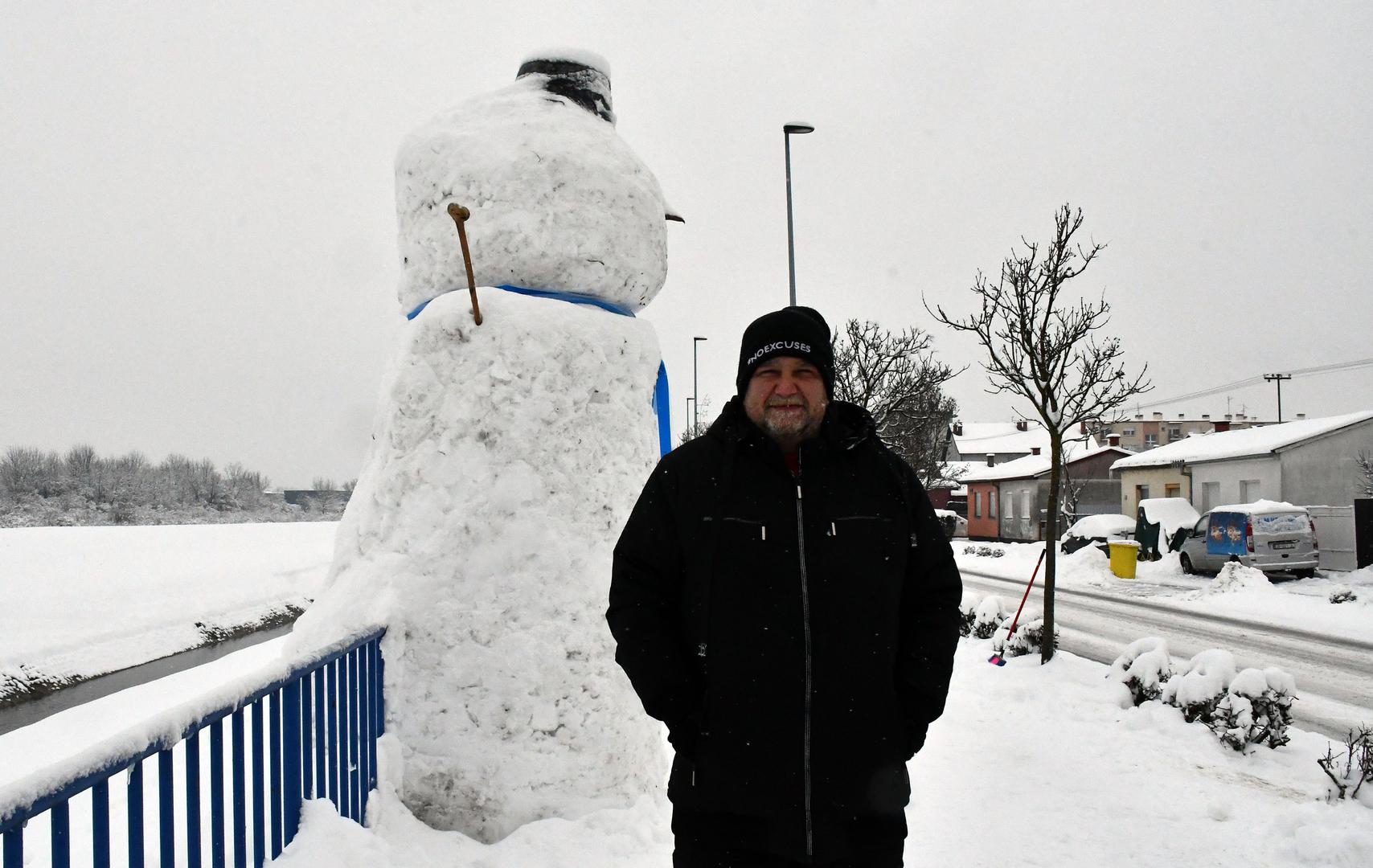 Dok snijeg polako prekriva slavonska dvorišta i trgove, u Slavonskom Brodu nastao je pravi zimski div. Gotovo tri i pol metra visok snjegović djelo je Jadranka Lovakovića, koji ga je uz malu pomoć susjeda gradio čak dva dana, odnosno oko 19 sati. 
