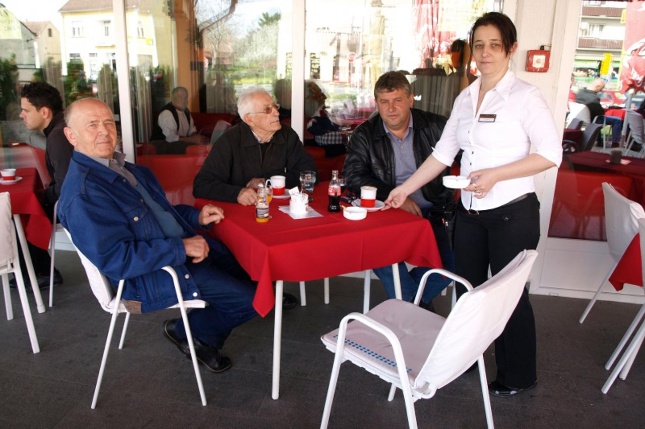 'Podravina-bilogora, 5.4.2012. Grubisno Polje J. Milicevic, I. Veres i I. Grdic jedva su docekali otvorenje hotela, da mogu redovito ispijati kavice i druziti se. Michael Palijan / VLM                