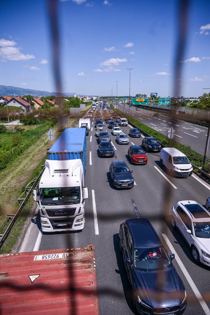 Prema podacima Hrvatskog autokluba, pojačan promet očekivao se upravo na današnji dan, 30. travnja, osobito na autocestama A1 Zagreb – Split – Ploče i A6 Rijeka – Zagreb, koje vode prema jadranskoj obali. Gužve su zabilježene i na autocesti A3 Bregana – Lipovac u smjeru istoka, kao i na Istarskom ipsilonu te prilazima Krčkom mostu.