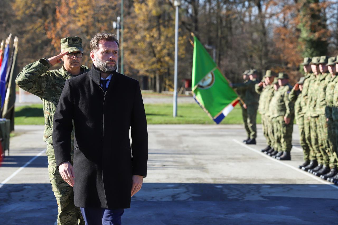 Gašinci: Ministar Banožić uručio prve ugovore o djelatnoj vojnoj službi novim pripadnicima HV-a