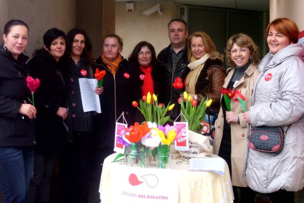 Pakrački Forum žena SDP-a dijelio tulipane