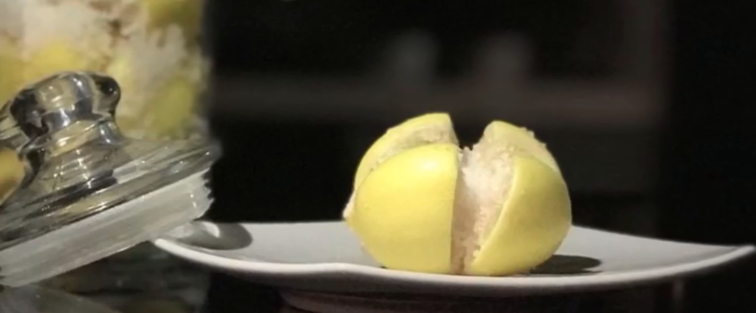 Nakon toga limun stavite na sredinu kuhinje i pričekajte da djeluje. Ovo je odlično prirodno sredstvo koje će zamijeniti sve štetne kemikalije.
