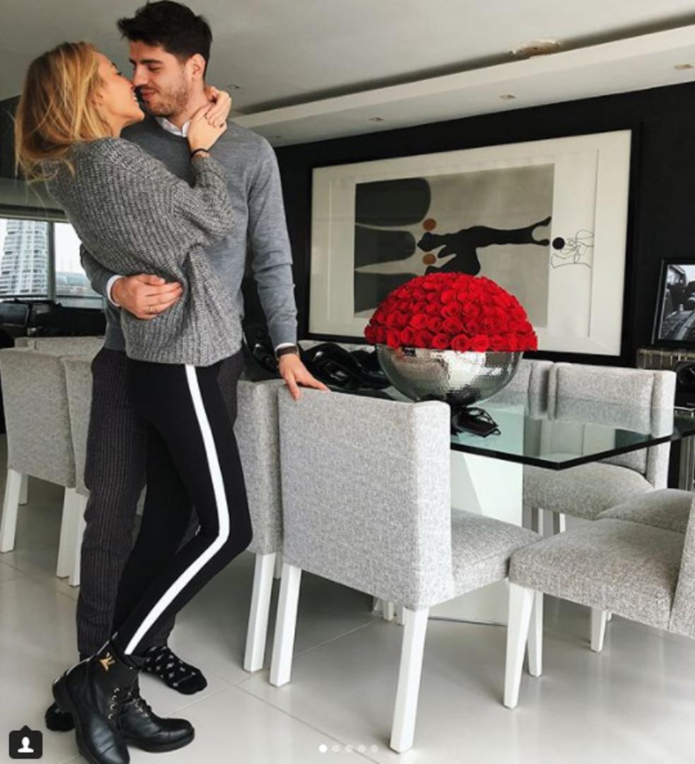 Alice je uz fotografiju vrijednog dara otkrila i da će par uskoro postati roditelji blizanaca, dječaka i djevojčice.