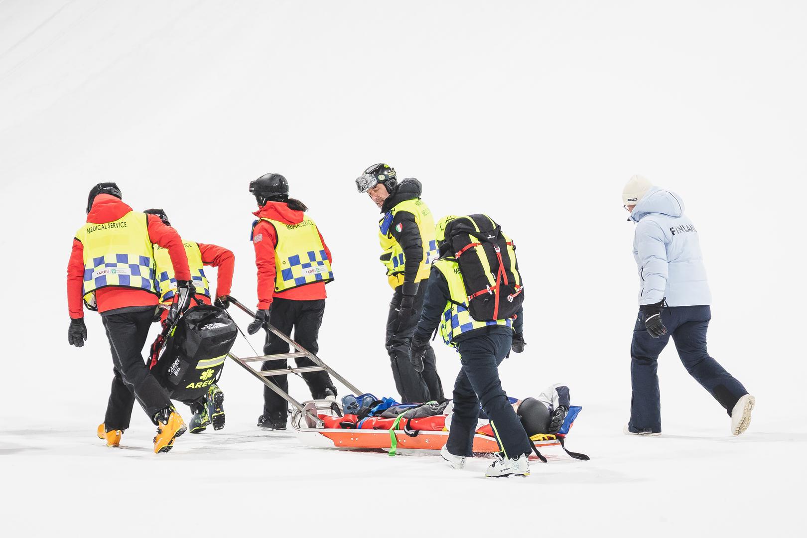 Zbog snažnog udara odmah je intervenirala medicinska služba te je mladi Finac na nosilima prevezen u bolnicu.