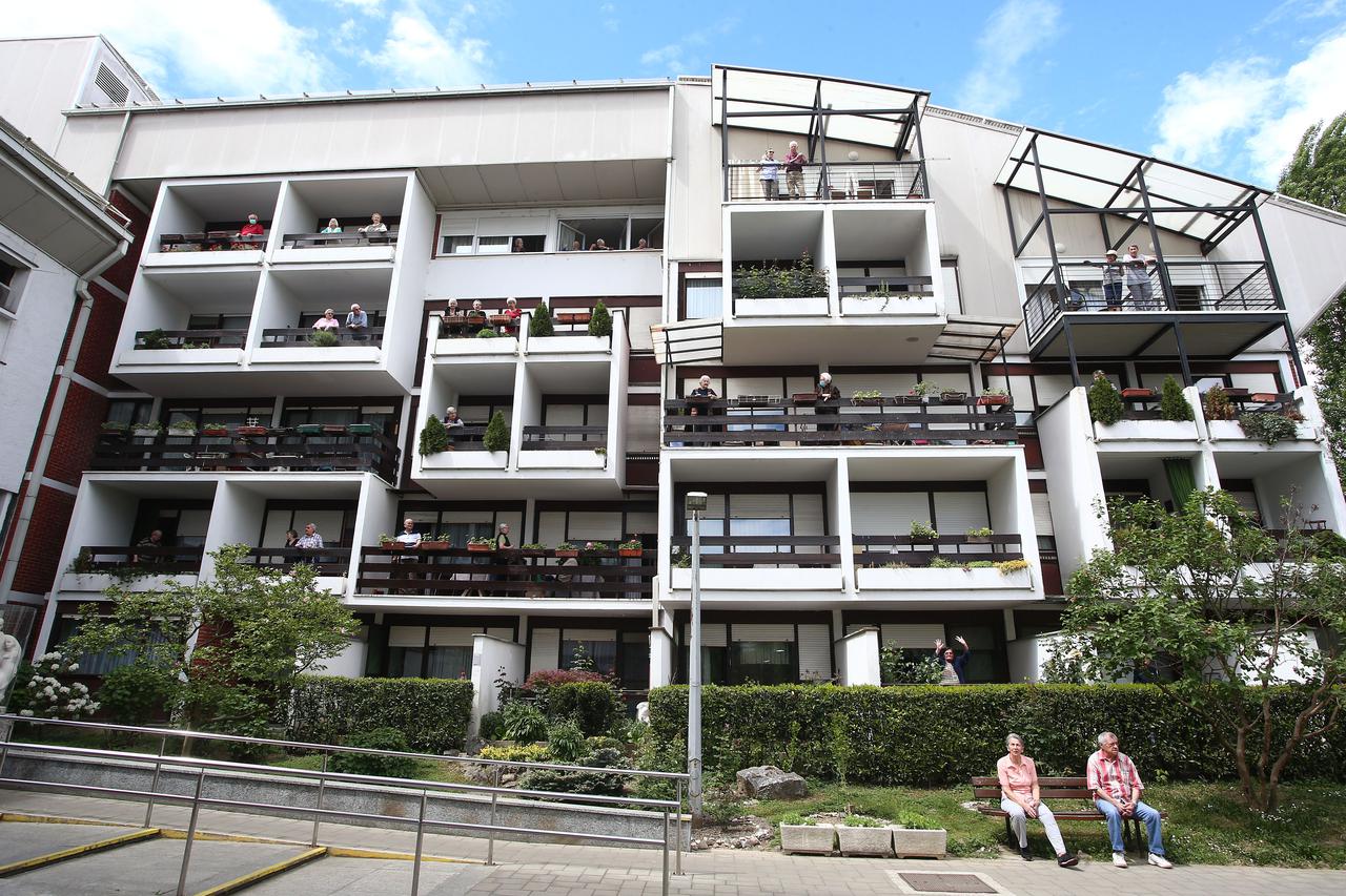 Zagreb: Korisnici Doma za starije i nemoćne glazbom i plesom obilježili Svjetski dan plesa