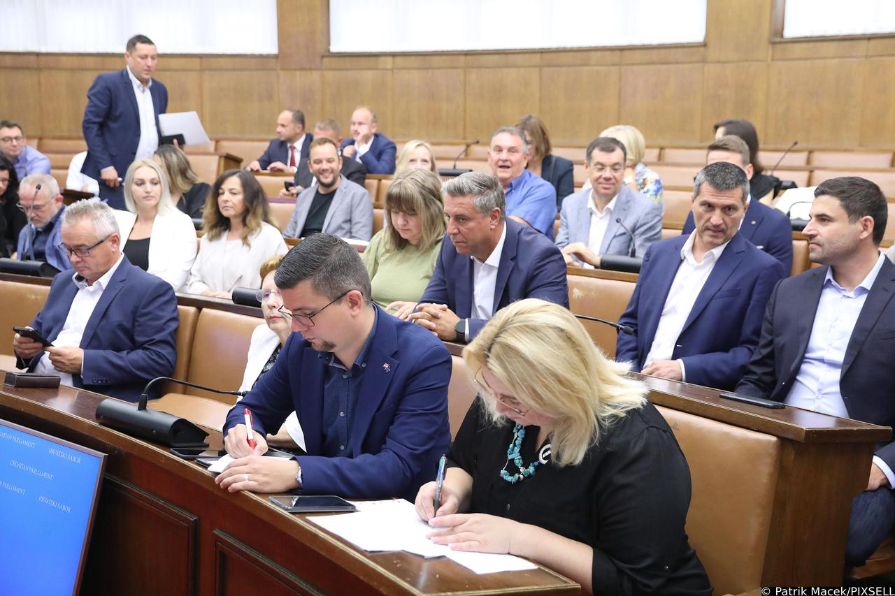 Zagreb: Saborska oporba raspravlja o pljacki INA-e