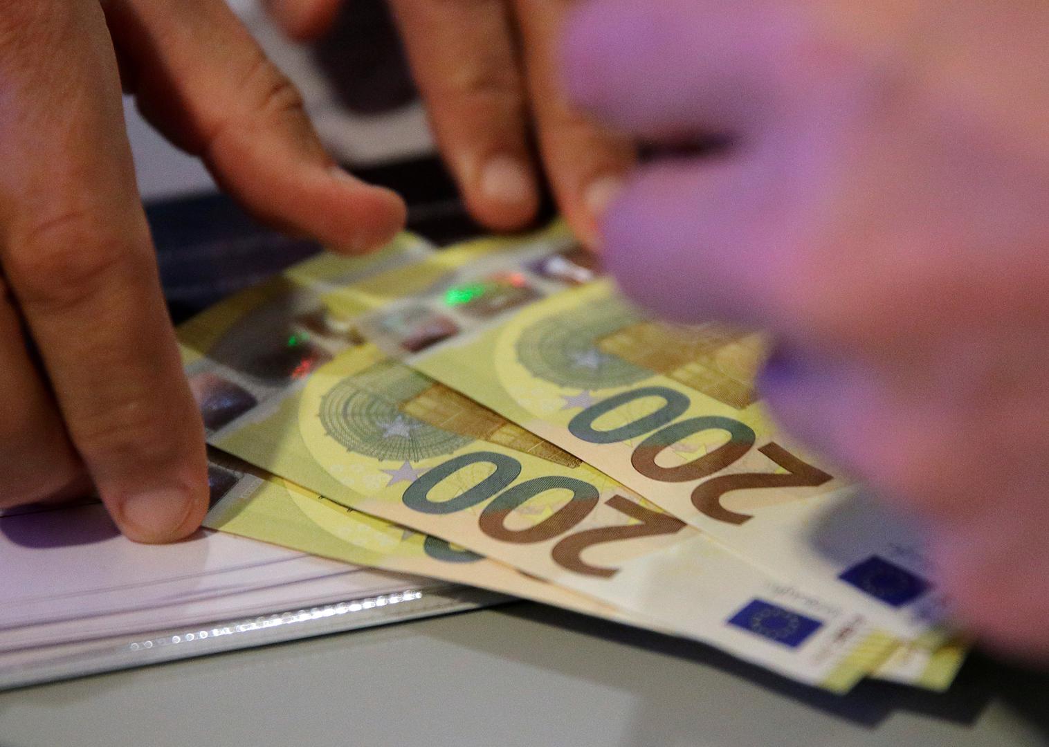 Nove novčanice od 100 i 200 eura u opticaj će biti puštene 28. svibnja 2019. godine u svih 19 zemalja u kojima je euro službena valuta.