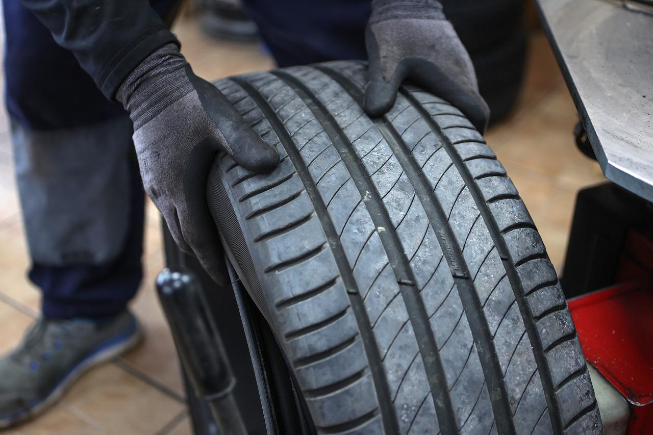 Zamjena ljetnih guma zimskima koje su obavezne na vozilima od 15. studenog do 15. travnja