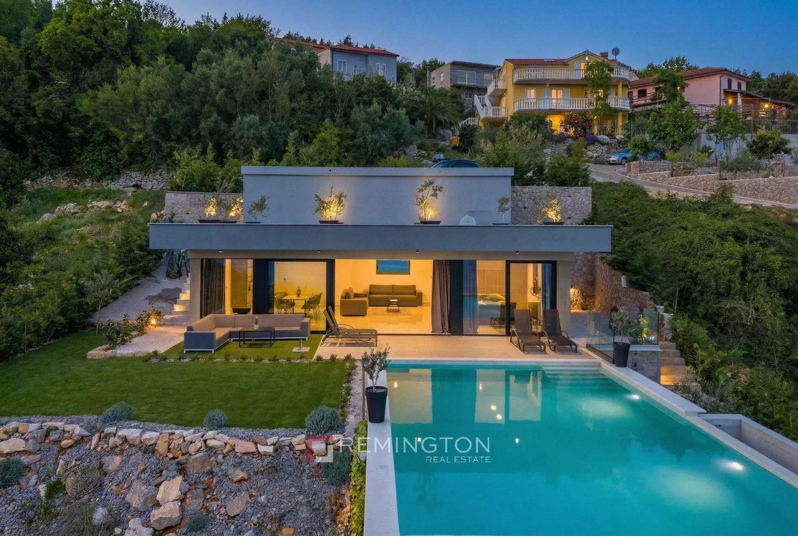 U Opatiji, na Opatijskoj rivijeri, na prodaju je moderna prizemnica s pogledom na more i bazenom, oglašena po cijeni od 860.000 eura. Nekretninu nudi agencija Remington Real Estate, a riječ je o objektu koji kombinira suvremenu arhitekturu, privatnost i blizinu obale.