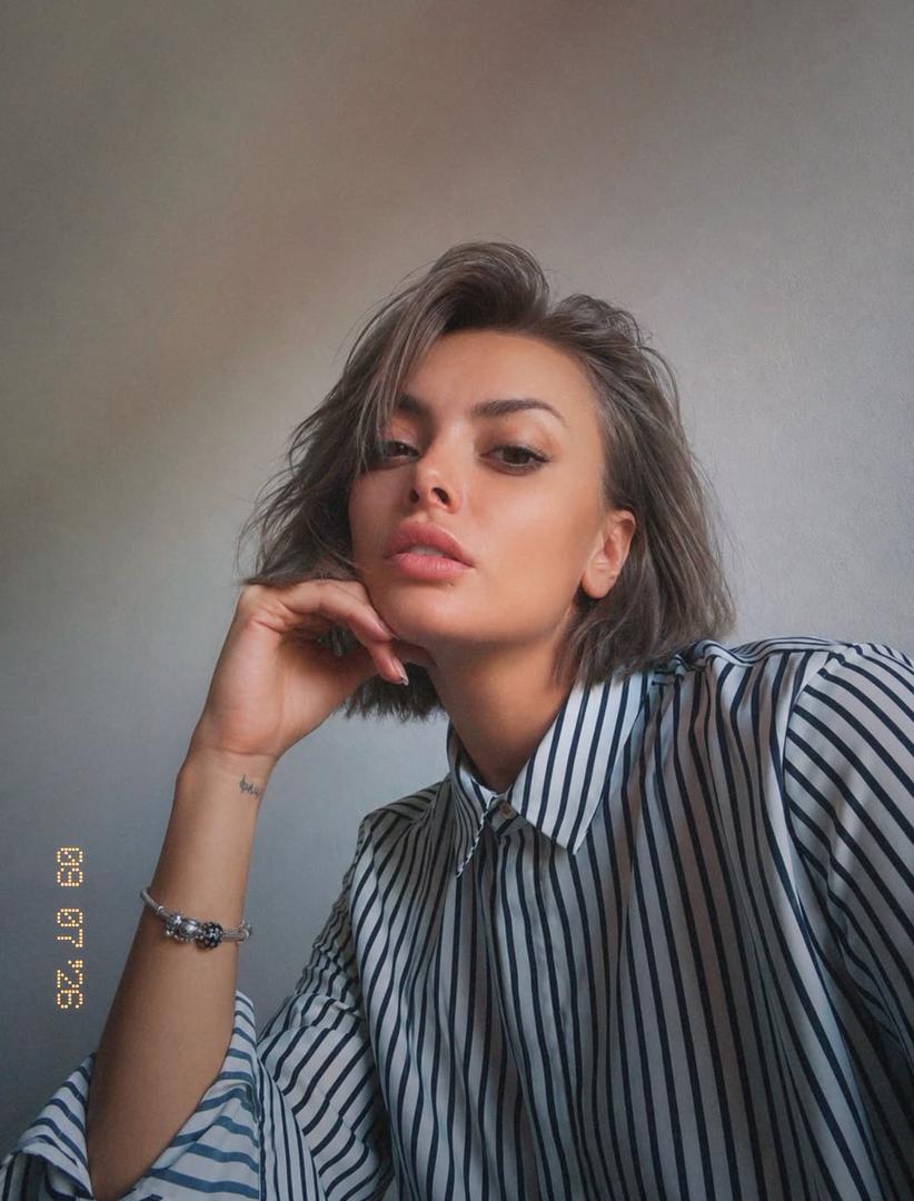 Svoju plavu kosu zamijenila je odvažnom tamno sivom nijansom, a u odabir je uključila i pratitelje na Instagramu. U anketi se dvoumila između bijele, bež i sive. "Većina vas je odabrala bež, a siva je bila druga po glasovima", napisala je Ella, no konačna odluka ipak je bila drugačija i donesena je u frizerskom salonu.