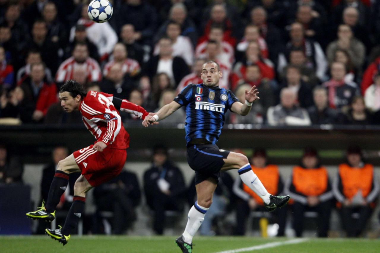 \'Bayern Munich\'s Danijel Pranjic (L) challenges Inter Milan\'s Wesley Sneijder during their second leg round of sixteen Champions League soccer match in Munich March 15, 2011.  REUTERS/Michaela Rehl