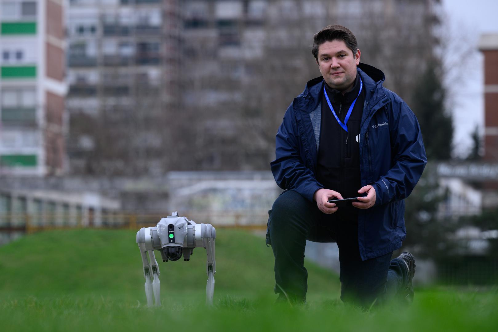 07.03.2024., Velika Gorica -  Milan Rajcevic, vlasnik i direktor tvrtke Notum Robotics sa suradnikom Ivanom Batinicem prosetao je Parkom dr. Franje Tudjmana u velikoj Gorici u drustvu robota psa. Za robota su podjednako bili zainteresirani prolaznici i njihovi ljubimci psi. Robot pas je komercijalni proizvod koji se radi po narudjbi, a ono sto je kod njega interesantno i unikatno su softverska rijesenja. Poanta je da ta platforma bude autonomna, bez ljudske intervencije i sa minimalnim odrzavanjem izvrsava zadatke prema svojem programu, da se snalazi u nepoznatim okolnostima, po nepoznatom terenu. Primjene su neogranicene, od sigurnosnih primjena, sluzbe spasavanja, nadzora te interakcije i edukacije. Puni se do 24 sata zbog tehnologije baterije i moze raditi do 3 sata, a trcati moze brzinom do 20 km/h. Trenutno nije vodootporan ali s vremenom moze postati i vodootporan i vatrootporan za siri spektar primjena. Milan Rajcevic.
 Photo: Davor Puklavec/PIXSELL