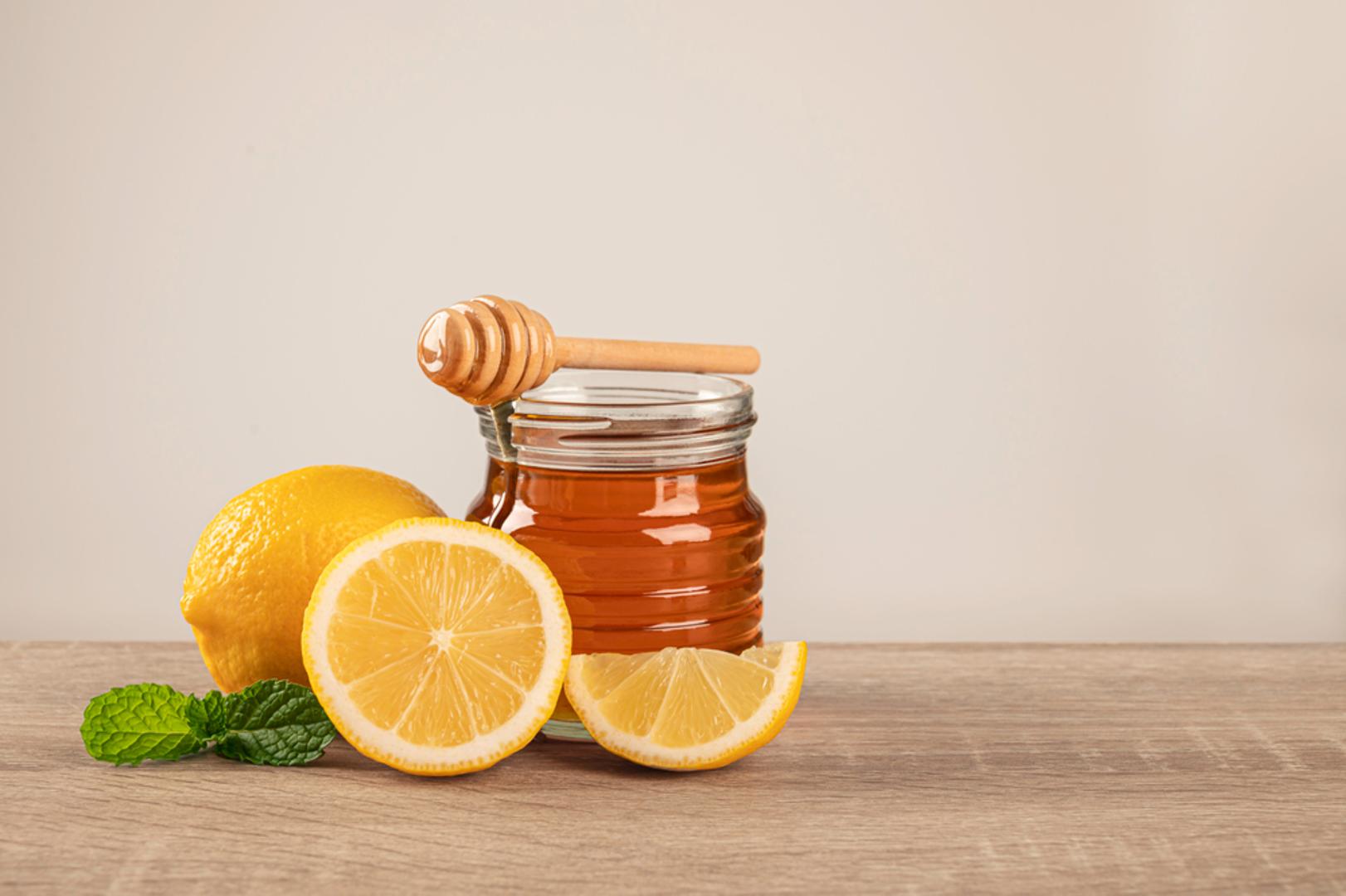Med i limun: Sastojke za ovaj 'lijek' vjerojatno već imate u kuhinji. Med sadrži fruktozu, prirodni šećer koji pomaže tijelu brže razgraditi alkohol, dok limun pomaže u alkalizaciji tijela i vraćanju ravnoteže. Pomiješajte žlicu meda s toplom vodom i nekoliko kapi limuna za brz oporavak. 