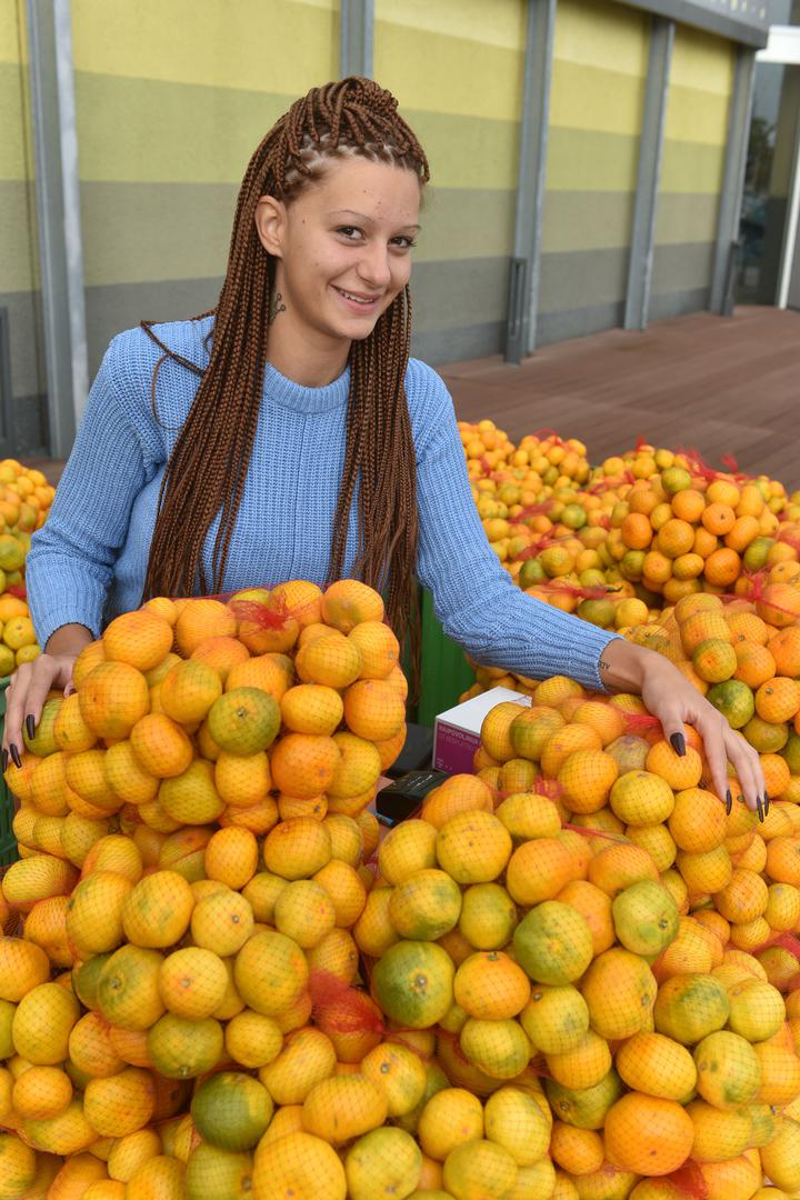 Simpatična prodavačica mandarina Kristina Penava sa štanda smještenog iza Podsusedskog mosta oduševila je veliki broj Hrvata i probudila ljubav prema voću kakva nije viđena godinama. 