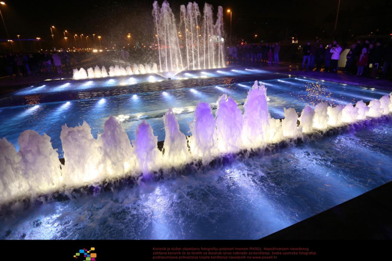 '23.12.2012., Zagreb - Uz zvukove Lijepe nase i Ode radosti gradonacelnik Milan Bandic svecano je pustio u probni zimski rezim rada nove fontane. Probni rezim trajat ce 90 dana koliko je potrebno za t