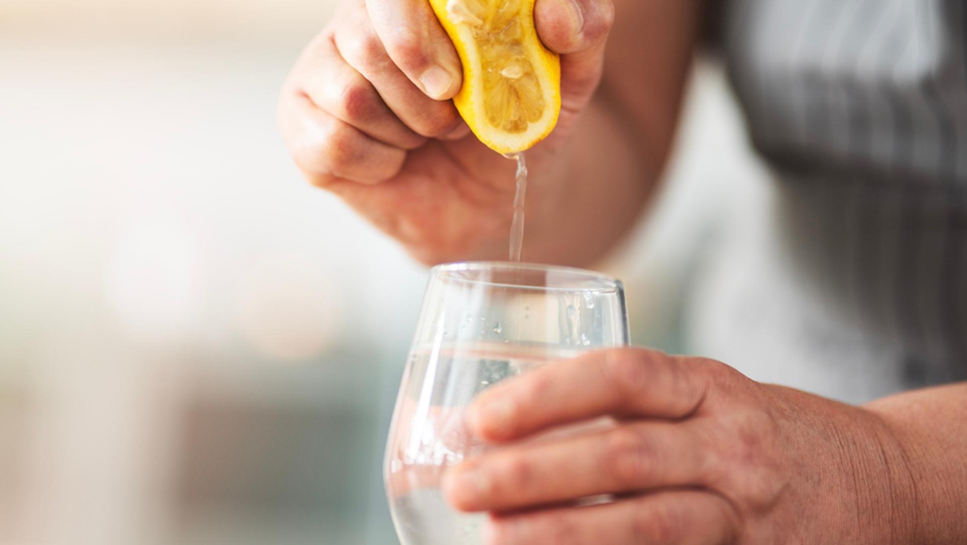 Topla voda s limunom: Topla voda s limunom klasik je s razlogom: hidratizira i lagano 'pokreće' jutro bez težine. Kiselina iz limuna mnogima odgovara kao osvježavajući kontrast nakon teže hrane. Najbolje je piti polako, na prazan želudac ili uz lagani doručak, bez pretjerivanja s količinom limuna.