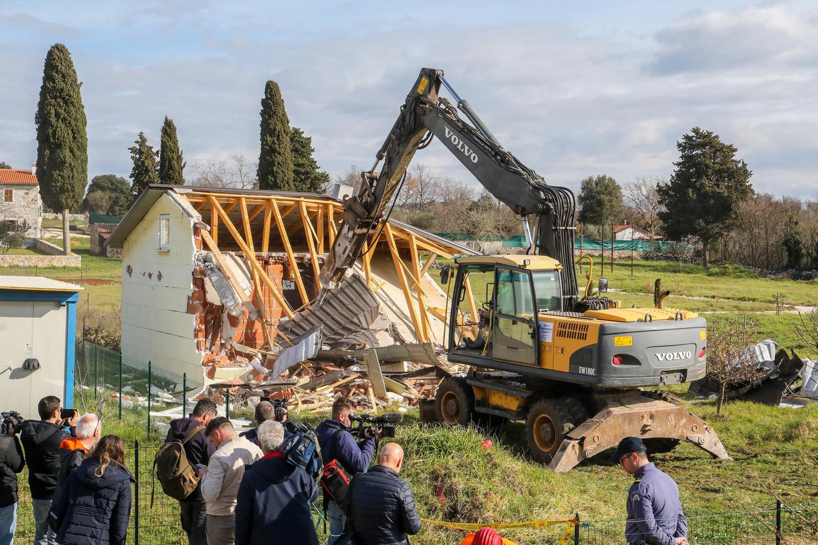 08.03.2023., Rovinj - Zapoceli radovi na uklanjanju nezakonito izgradjenih gradjevina na podrucju Istre. Prije rusenja glavni drzavni inspektor dr.sc. Andrija Mikulic dao je izjavu predstavnicima medija. Photo: Srecko Niketic/PIXSELL