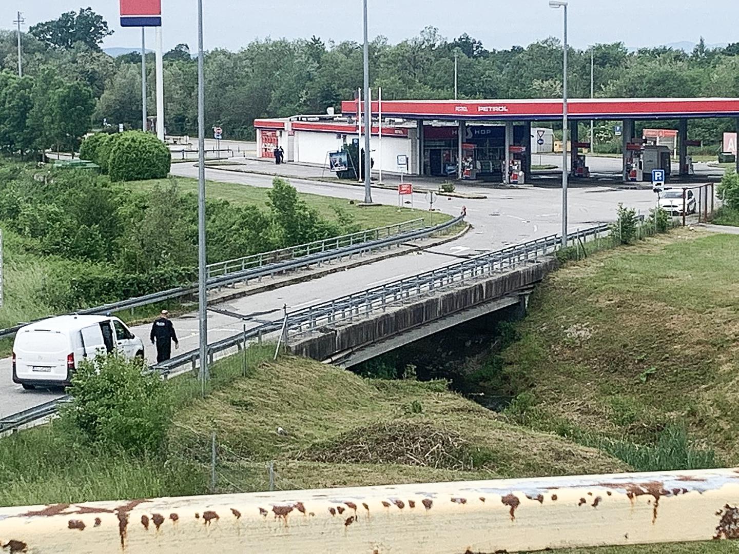 21.05.2022., Zagreb -Ekskluzivne fotografije tucnjave izmedju Torcide i policije.  U subotu u 21.35 sati na autocesti A1 kod odmorista Desinec navijaci Hajduka napali su policajce koji su ih organizirano pratili s utakmice u Zagrebu. Odbijajuci napad policija je uzvratila vatrenim oruzjem kojim su ranjena dvojica napadaca, a u napadu je ozlijedjeno desetak policajaca. Photo: Pixsell/PIXSELL