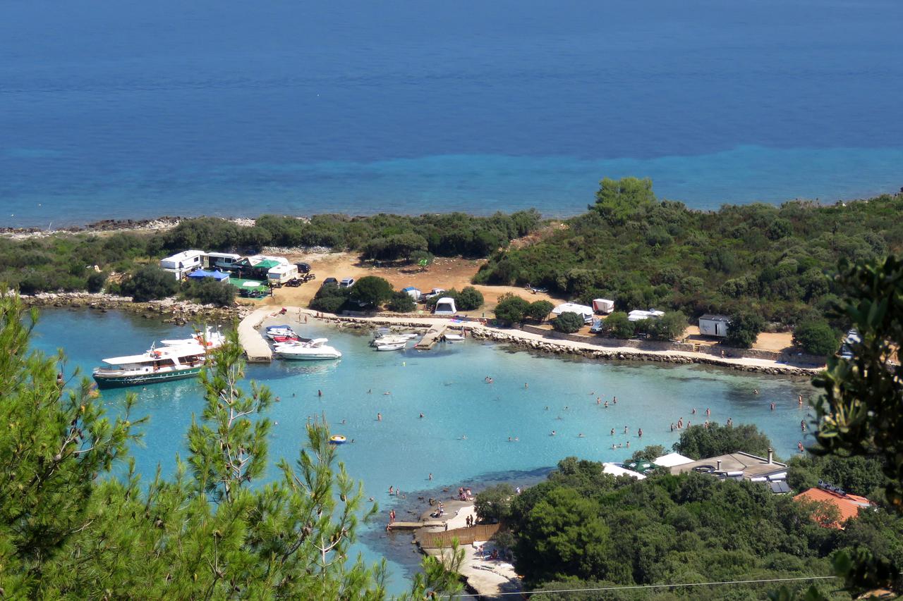 Otok Hvar: Kamp Mlaska nedaleko Su?urja