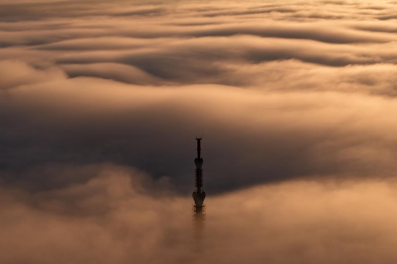 Pogled iz zraka na izlazak sunca iznad Sarajeva koje je u potpunosti prekriveno maglom i smogom