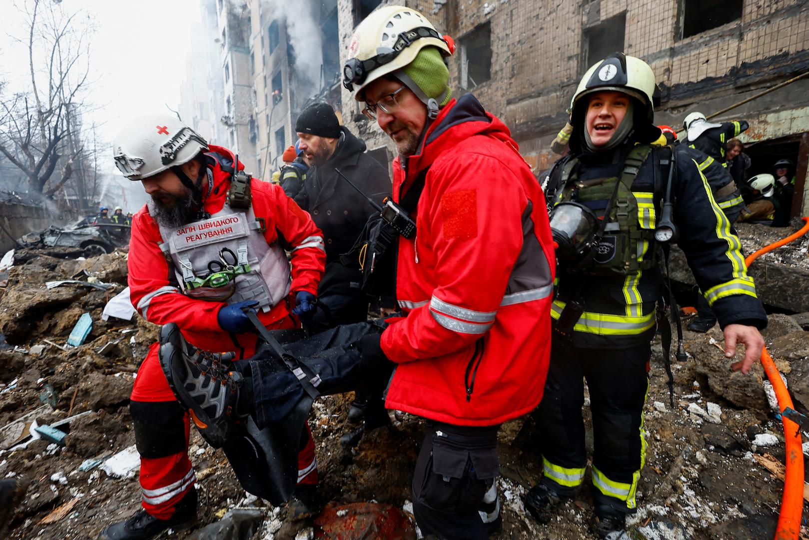 Firefighters rescue a local resident from a site of a residential building heavily damaged during a Russian missile attack, amid Russia's attack on Ukraine, in Kyiv, Ukraine January 2, 2024. REUTERS/Valentyn Ogirenko Photo: VALENTYN OGIRENKO/REUTERS