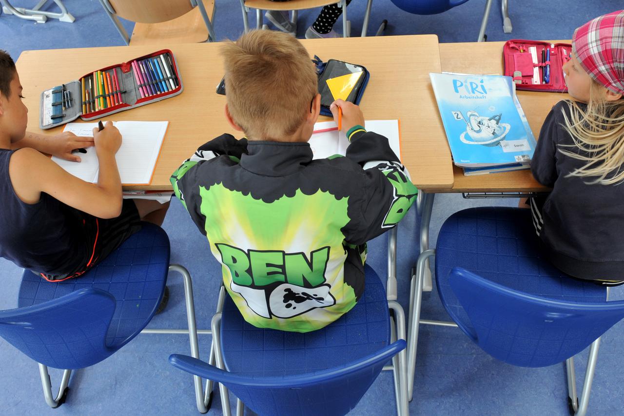 ILLUSTRATION - Korel (l-r), Alessandro, and Sarah write into their exercise books on Thursday, 12 July 2012, in the 2nd grade of the all-day school on Helsinkistrasse in the trade fair city in Munich (Upper Bavaria)./DPA/PIXSELL