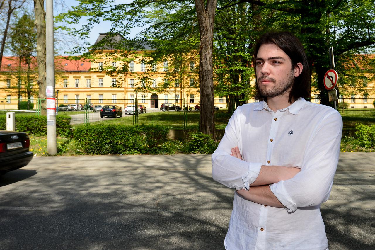 15.4.2015., Zagreb - Zivi zid odrzao je prosvjed ispred bolnice Vrapce kako bi upozorili javnost na sve cesca politicka zatvaranja zdravih, sposobnih ljudi koji su se zamjerili nekom velikanu.  Ivan Vilibor Sincic. 