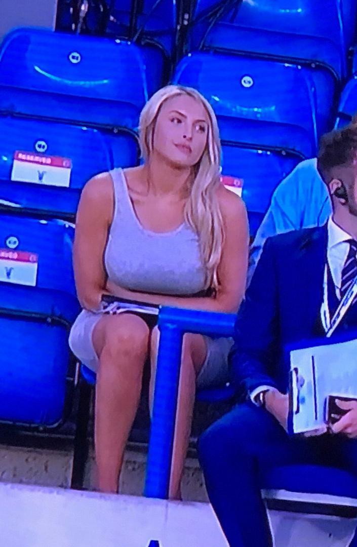 Ona radi kao voditeljica i često dolazi na utakmice