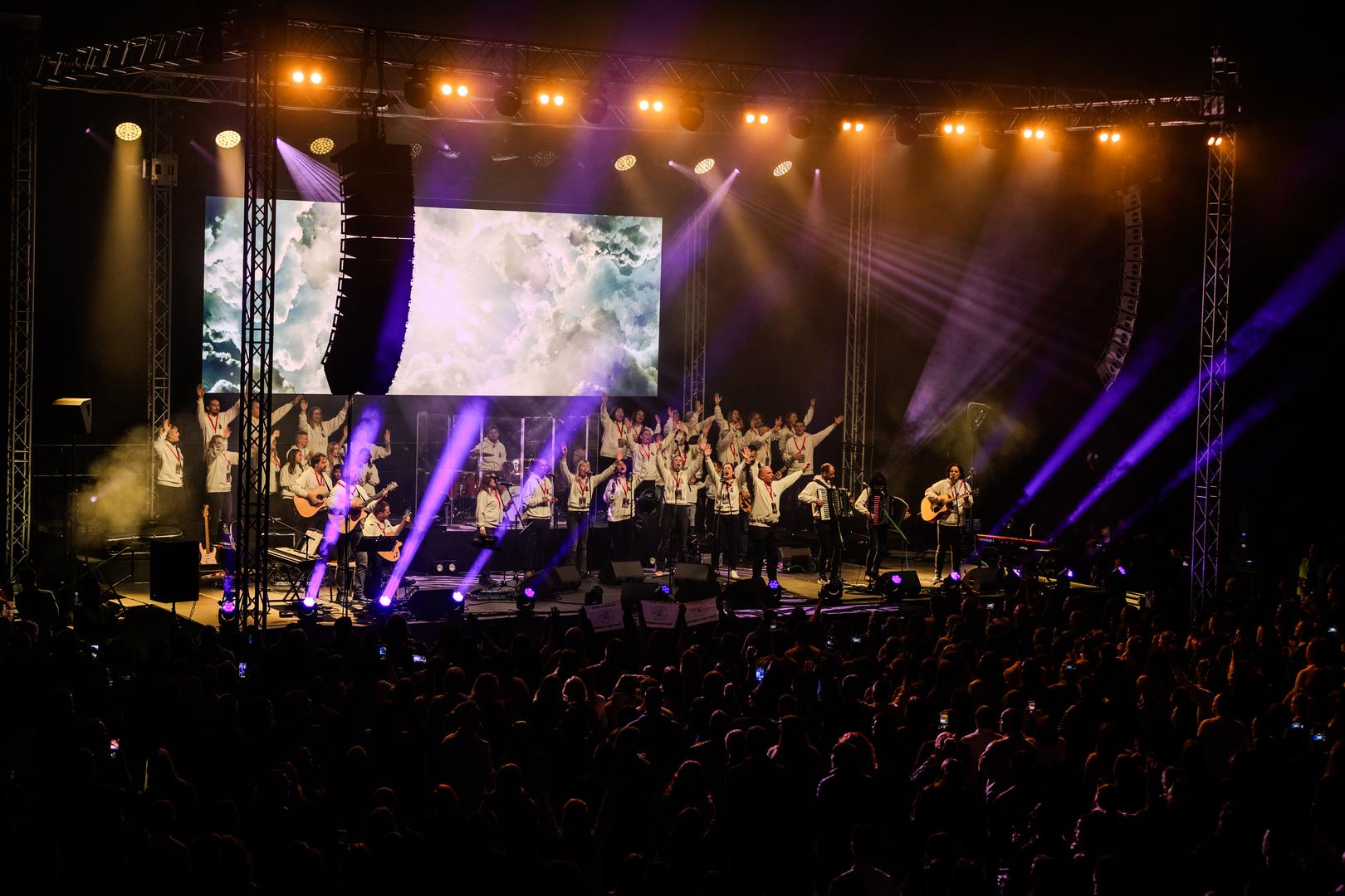 . Ovo slavljenje dokaz je snage duhovne glazbe koja ujedinjuje ljude iz svih krajeva, a s prepunim tribinama i gromoglasnim pjevanjem publike, ova večer zasigurno će ostati zapisana u srcima svih prisutnih i kako je sam  Alan Hržica koncert rekao “Ova večer zaista je neopisiva”. 