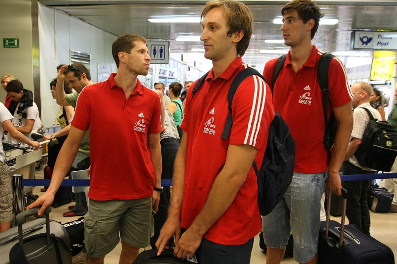 \'26.08.2010., Zagreb - Odlazak Hrvatske kosarkaske reprezentacije na Svjetsko prvenstvo u Istanbul. Davor Kus i Zoran Planinic. Photo: Jurica Galoic/PIXSELL\'