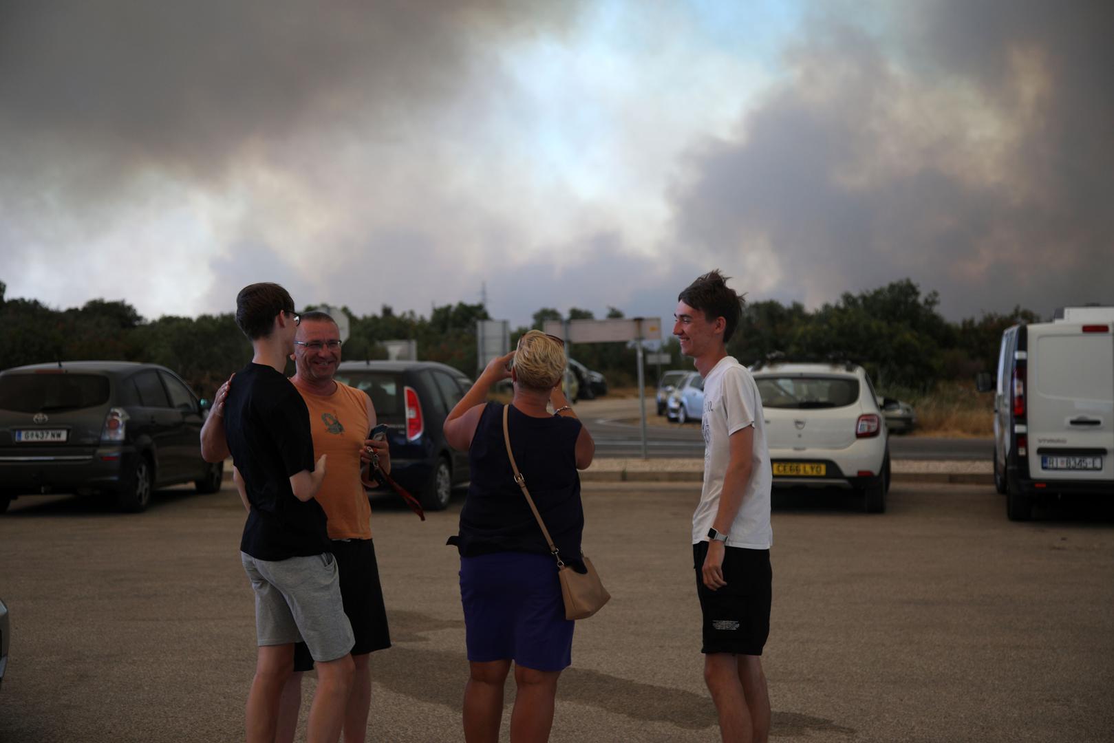 13.07.2022., Zaton - Pozar koji je izbio kod Vodica siri se prema Zatonu. Na terenu je 30-ak vatrogasaca s desetak vozila, a u gasenju su se prikljucila i dva kanadera. Putnici ne mog udalje svojim vozilima zbog zatvorene ceste. Photo: Dusko Jaramaz/PIXSELL