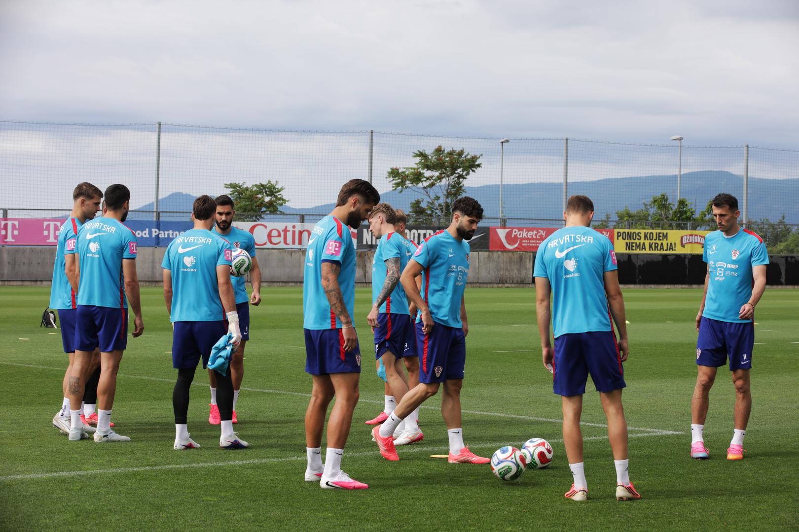 Hrvatska nogometna reprezentacija odradila je trening u Rijeci na pomoćnom terenu stadiona Rujevica.