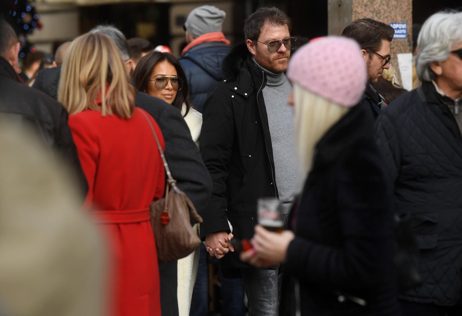  Modni usklađeni par namrgođena lica prošetao je gradom, a raspoloženje im se pokvarilo kada su ugledali fotoreportere u centru grada.  