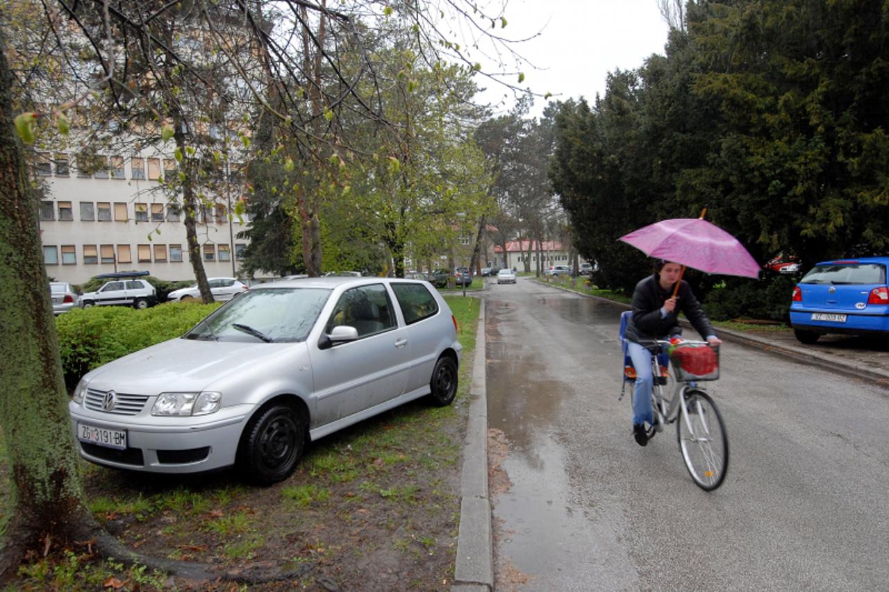 '12.04.2010., Opca bolnica, Varazdin - Bolnica godinama muku muci s parkiranjem. Uskoro ce se postaviti rampe za ulaz i izlaz. Photo: Marko Jurinec/PIXSELL'